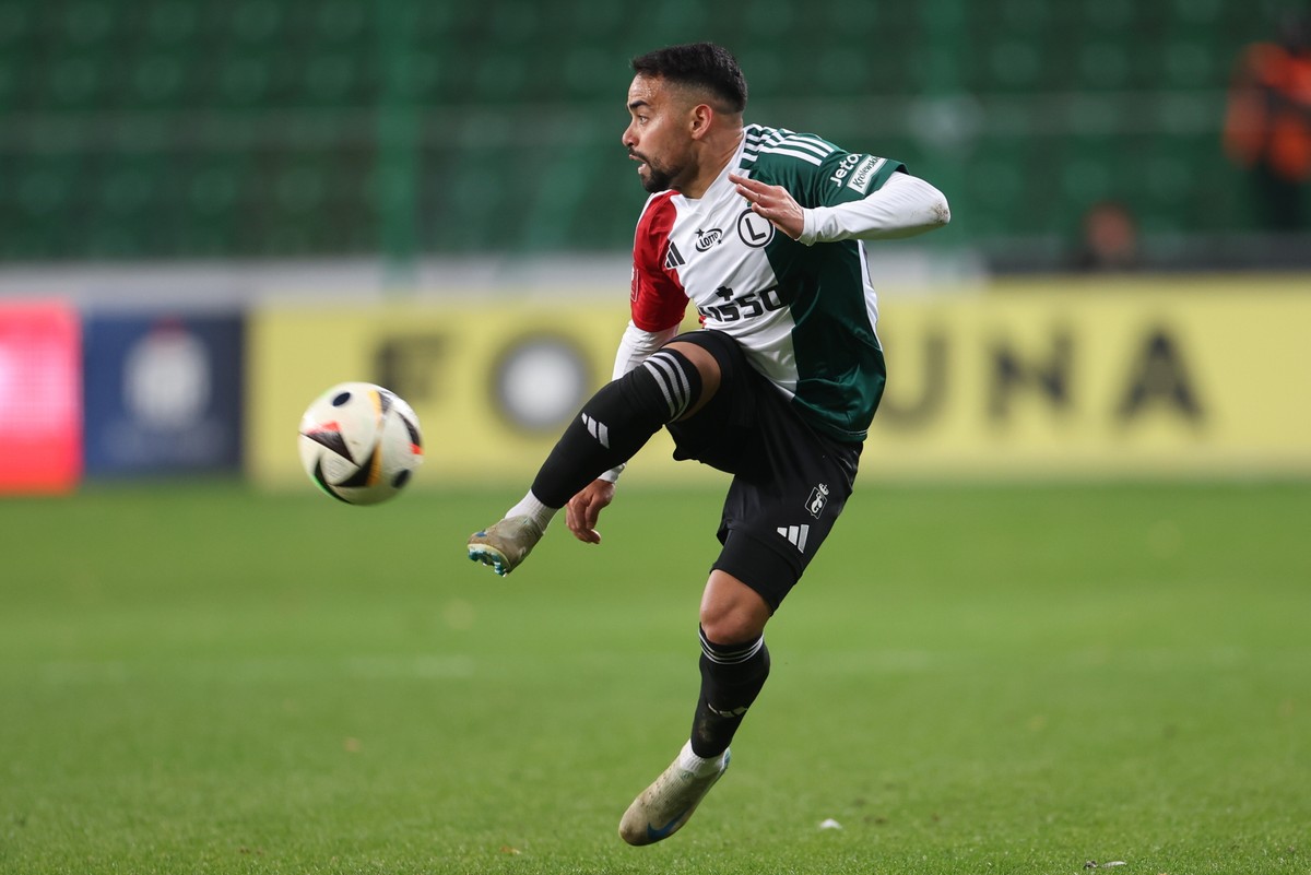 Zawodnik Legii Warszawa Luquinhas w meczu 14. kolejki piłkarskiej Ekstraklasy z Widzewem Łódź