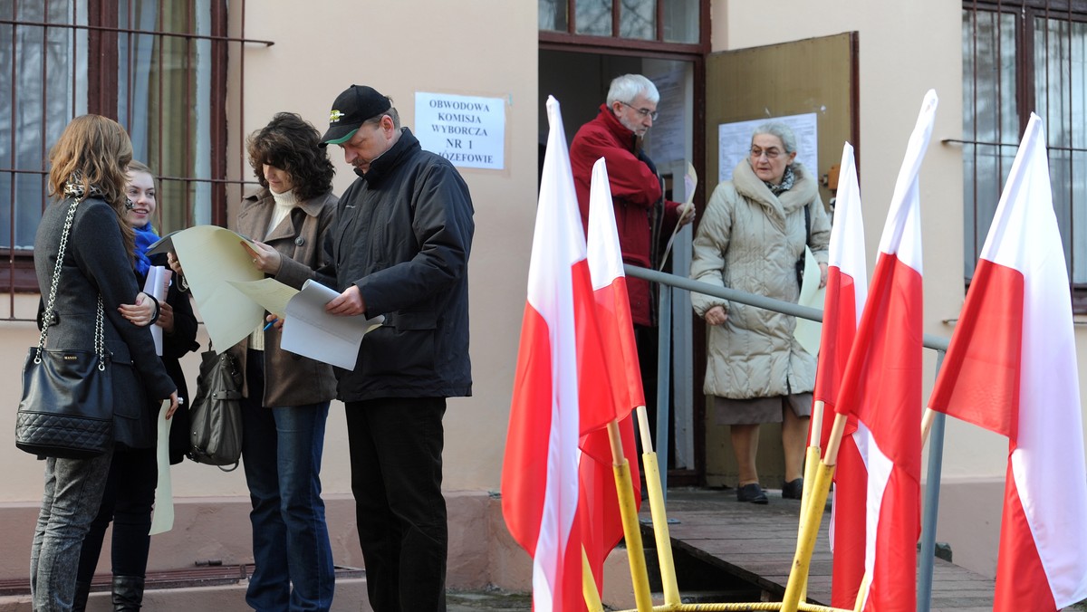 Państwowa Komisja Wyborcza podała najnowsze wyniki dotyczące frekwencji w wyborach samorządowych. Na godzinę 15 zagłosowało 27,55 procent uprawnionych. Wśród województw prowadzą, podobnie jak rano, podkarpackie oraz świętokrzyskie.