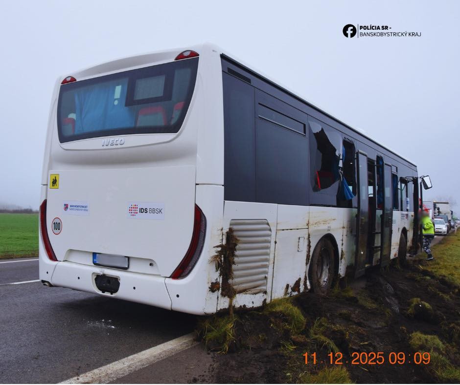 V okrese Lučenec zišiel z cesty autobus, skončil v priekope.