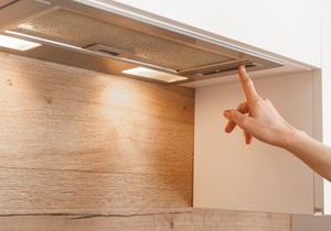 Ruskinje otkrile trik kako da očistite filter na aspiratoru bez hemije i produžite mu vek