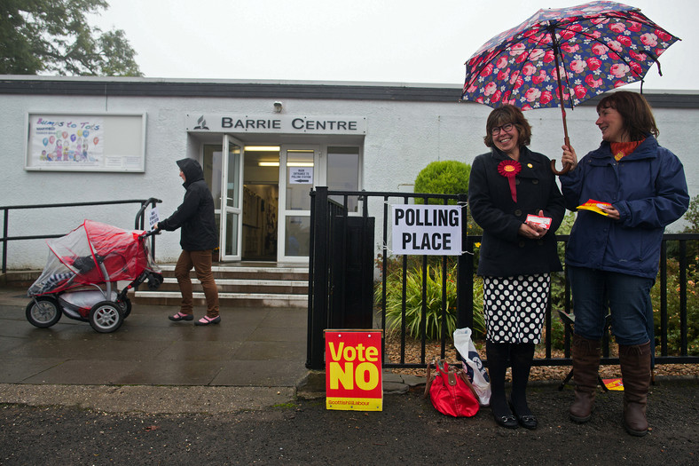 Zwolennicy pozostania Szkocji w Wielkiej Brytanii. Lokal wyboryczy w Dundee, Szkocja. 18.09.2014