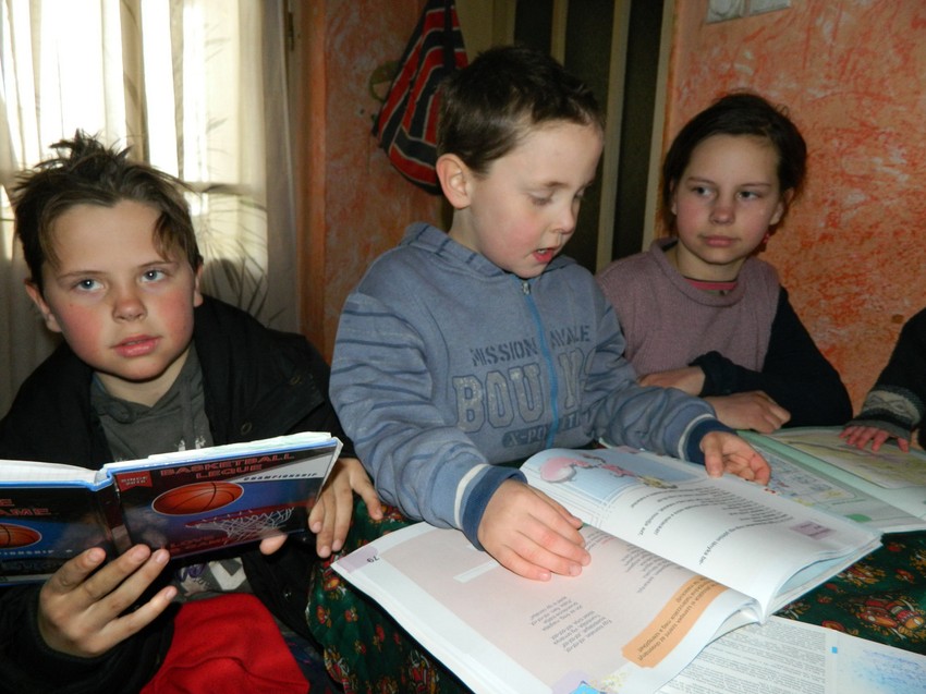 Robert, Čongor i Čila moraju da uče pored prozora