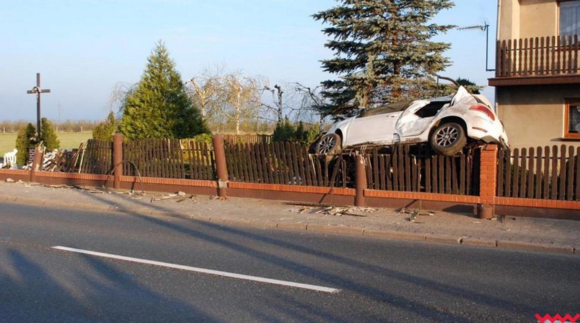 Nietypowy wypadek w Ratajach. Samochód wylądował na..