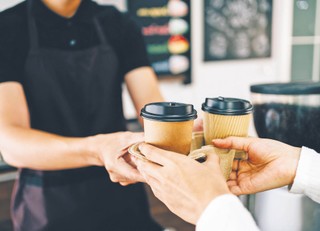 Czy 'papierowe' kubki są ekologiczne? Jak państwo walczy z plastikiem?