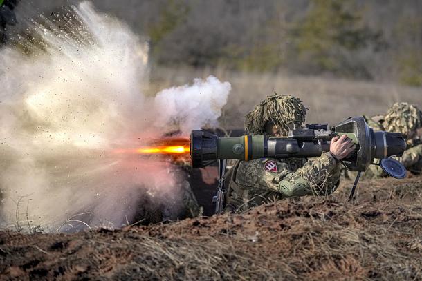 Ukraiński żołnierz strzela z broni przeciwpancernej NLAW podczas ćwiczeń w ramach operacji połączonych sił, obwód doniecki, 15 lutego 2022 r.