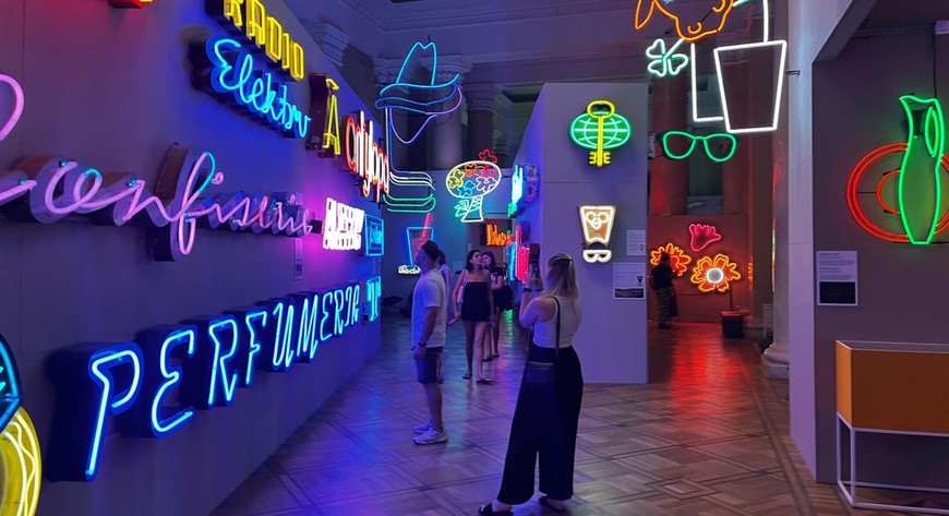 Muzeum neonów w nowym miejscu