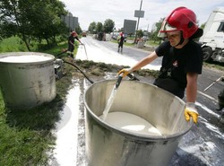 Zmywają śmietanę płynem do naczyń. Z ulicy