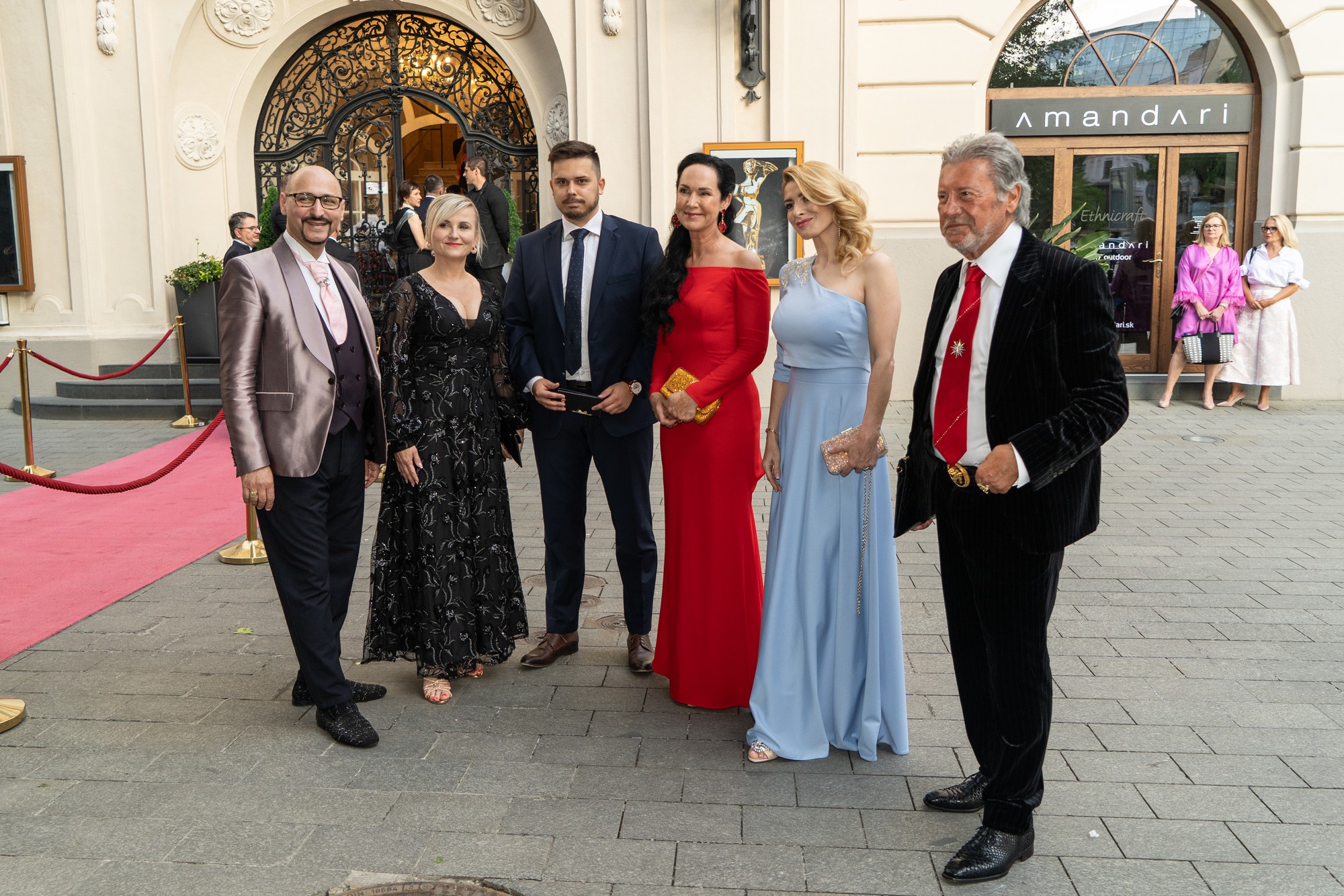 Lucia Kurilovská v červenej róbe, vedľa nej vpravo Martina Mečiarová a Jujraj Lelkes na odovzdávaní ocenení Slovenka roka.