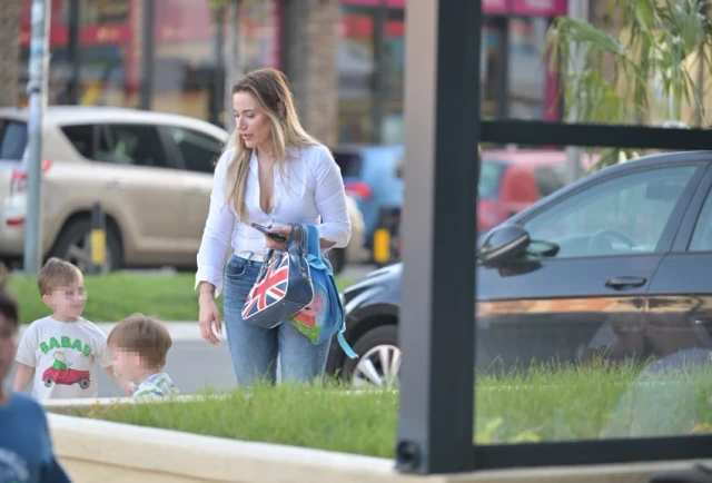 PRVA FOTOGRAFIJA IZ PORODIČNOG DOMA NAKON DRAME: Od Kristijana Golubovića ni traga niti glasa, Kristina Spalević razvukla osmeh!