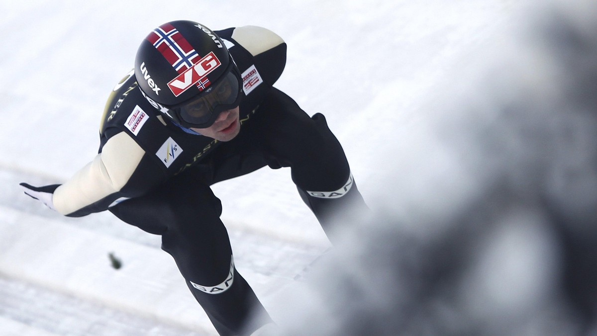 Norweg Anders Bardal prowadzi po pierwszej serii konkursu Pucharu Świata w niemieckim Willingen. Zawody obfitują jednak w bardzo dalekie skoki. Kamil Stoch zajmuje póki co czwarte miejsce. Do drugiej serii sensacyjnie nie zakwalifikował się lider PŚ Andreas Kofler.