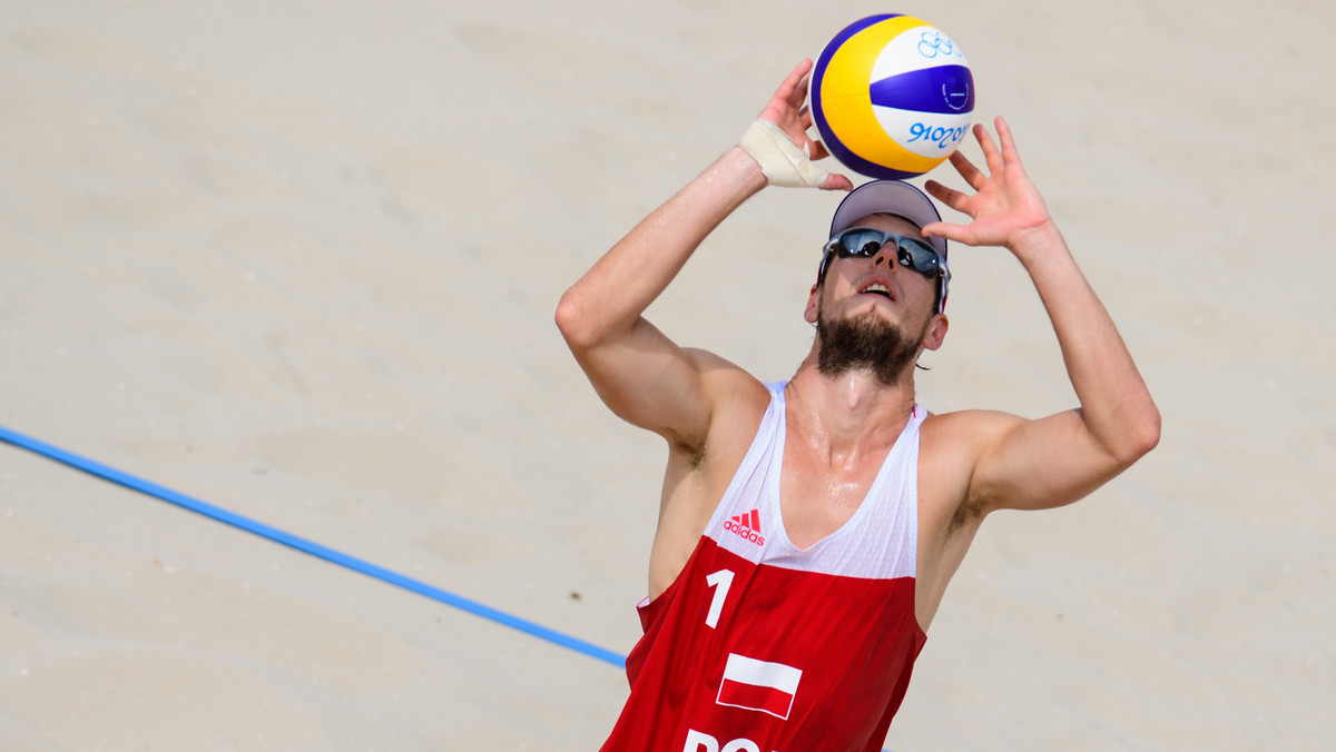 Siatkarze plażowi Piotr Kantor i Bartosz Łosiak kapitalnie zaczęli rywalizację w turnieju olimpijskim. W pierwszym meczu na Copacabanie pokonali niemiecki duet Markus Boeckermann – Lars Flueggen 2:0 (21:11, 23:21).