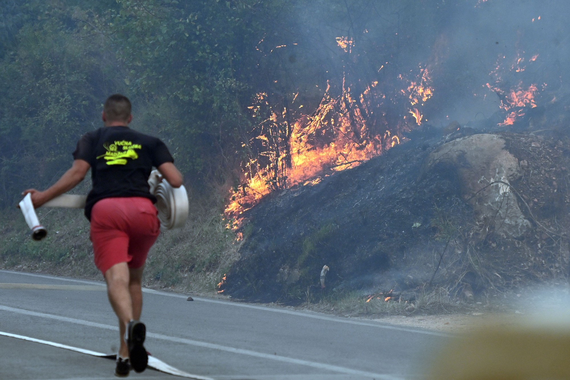 Hasiči pri Splite bojujú s rozsiahlym požiarom.