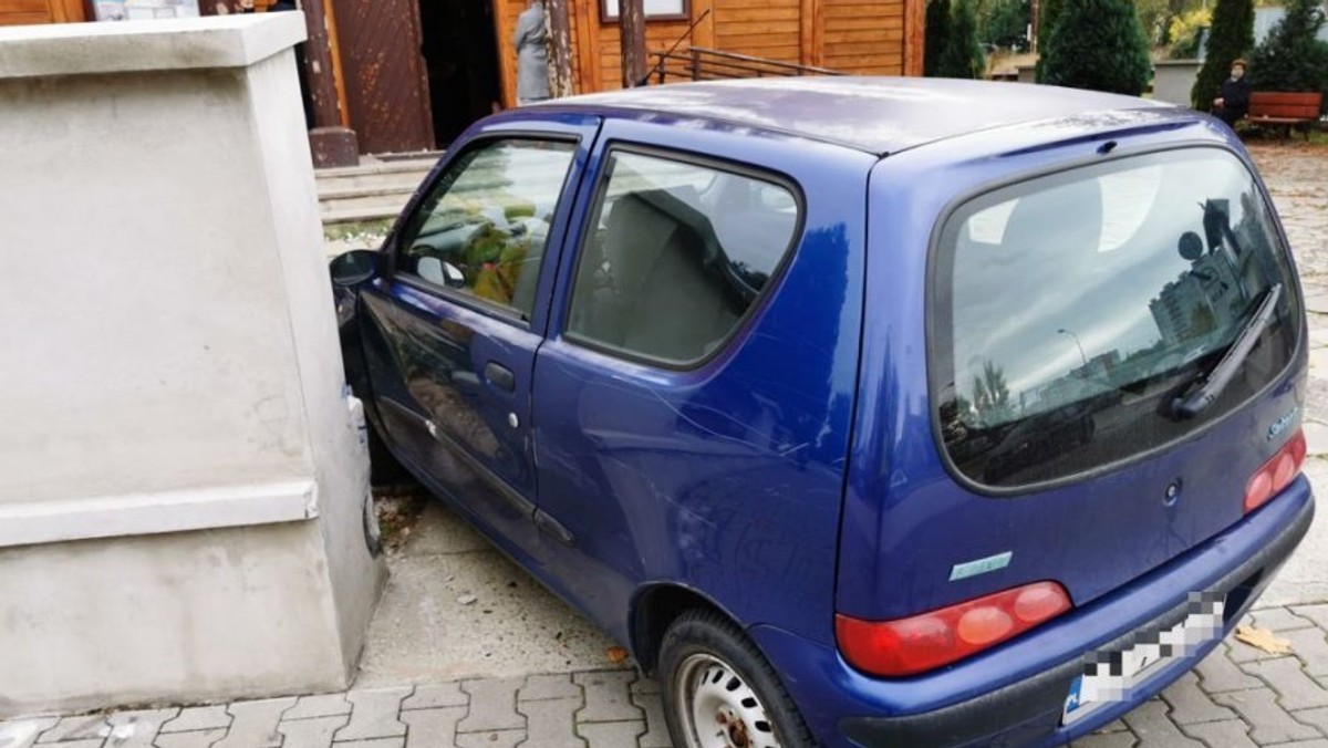 Kielce. Kierowca pod wpływem narkotyków uciekał policji. Wjechał w kościelną bramę