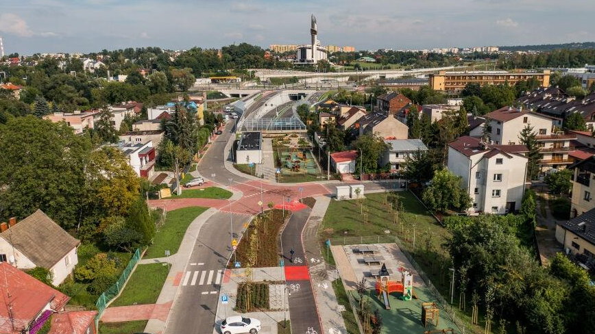 Tunel umożliwi pieszym bezpieczne przejście, a rowerzystom przejazd pod magistralą kolejową oraz torami tramwajowymi i jezdnią ul. Zakopiańskiej