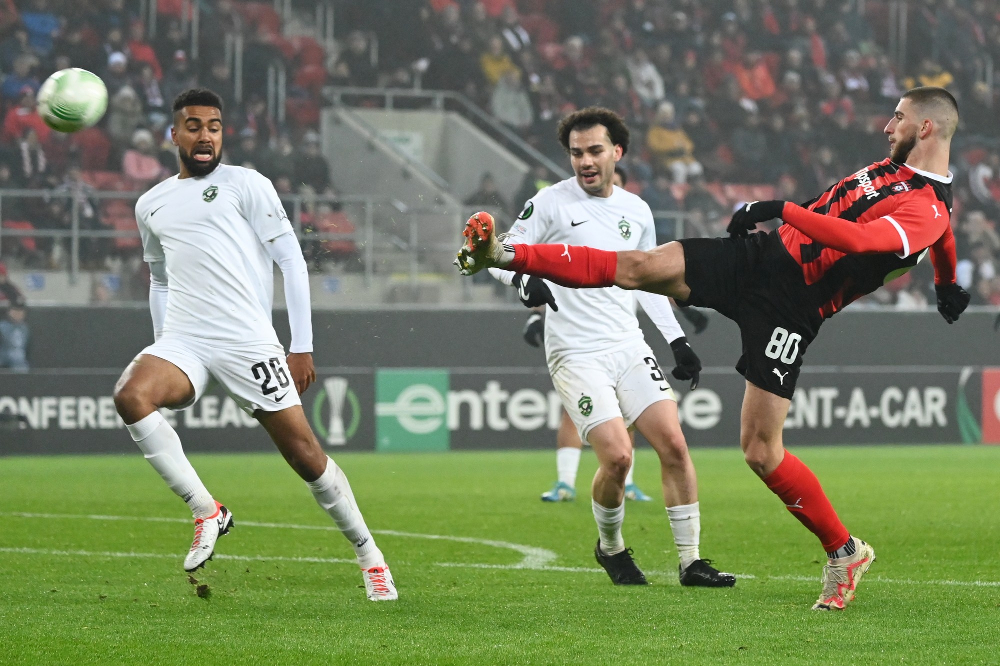 Zľava hráči Ludogorca Noah Sonko, Pedro Naressi a hráč Spartaka Adrian Zeljkovič.