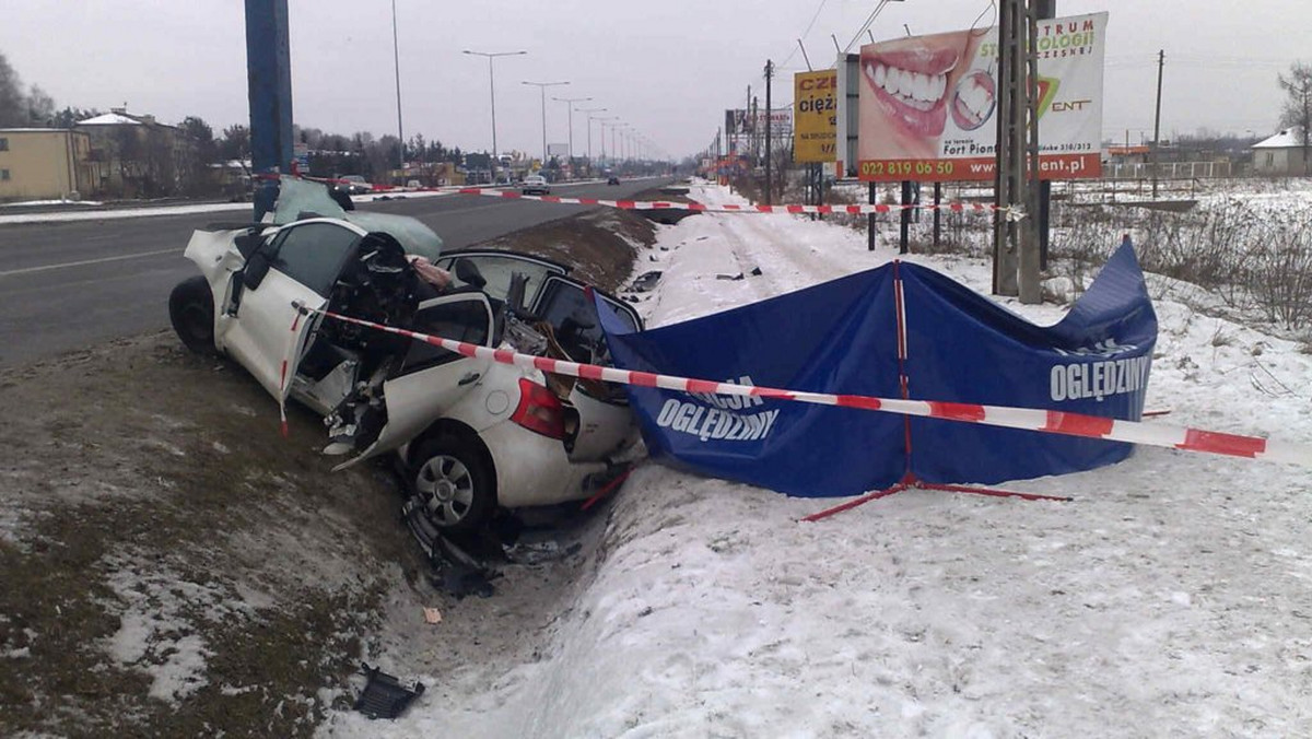 Dziś tuż przed godziną 07.00 na ulicy Modlińskiej w stronę centrum doszło do poważnego wypadku. Jedna osoba zginęła na miejscu, druga walczy o życie w szpitalu - informuje tvnwarszawa.pl.