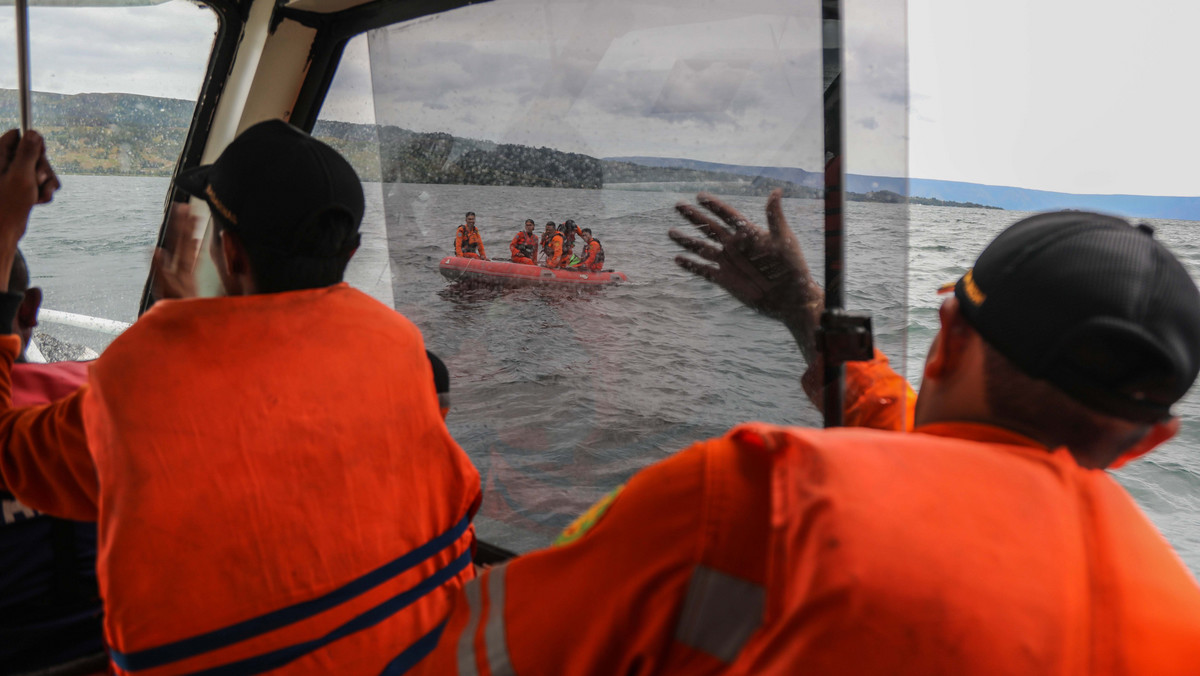 Indonezyjskie służb poszukiwawczo-ratowniczych podały, iż obecnie 180 osób uznaje się za zaginione - wcześniej indonezyjskie władze twierdziły, że na promie znajdowało się 130 osób - podał dziś Reuters. Prom zatonął w poniedziałek.