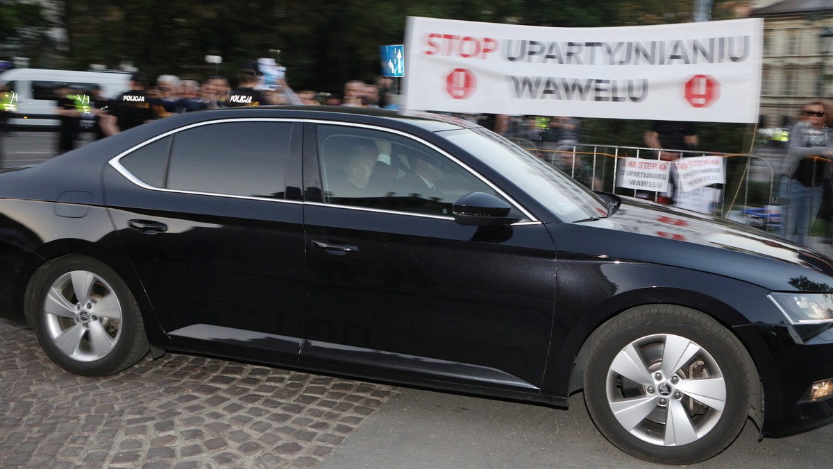 - Poważnie rozważam w tej chwili możliwość wytoczenia procesów cywilnych tym, którzy ograniczają moje prawa do odwiedzania grobu brata na Wawelu - oświadczył prezes PiS Jarosław Kaczyński. - Ci ludzie powinni ponieść odpowiedzialność cywilną i zapłacić koszty ochrony - dodał.