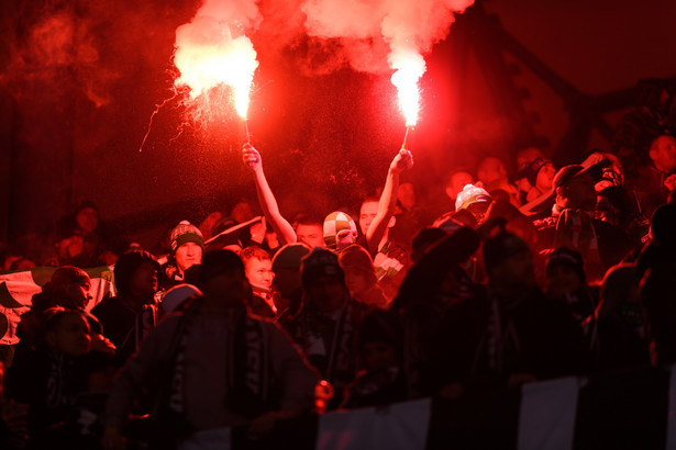 Race rzucane na murawę boiska przez kibiców Lechii Gdańsk podczas meczu piłkarskiej Ekstraklasy z Lechem Poznań