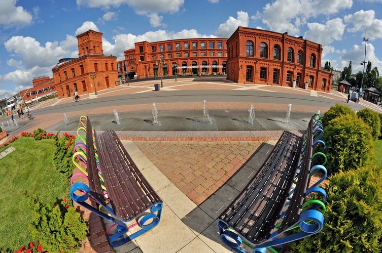 Łódzkie. Poniżej minimum egzystencji w województwie łódzkim żyje 5,7 proc. mieszkańców i odsetek ten ciągle rośnie. Jeszcze w 2010 roku w skrajnej biedzie żyło tylko 3,9 proc. osób. Według ustawowej granicy ubóstwa, do pobierania pomocy społecznej uprawnionych 5,7 proc. mieszkańców. 13,4 proc. osób w gospodarstwach domowych kwalifikuje się z kolei do grupy osób żyjących poniżej granicy relatywnego ubóstwa. Stopa bezrobocia w tym regionie sięga obecnie 13,7 proc. Zdjęcie: Łódź, Manufaktura.