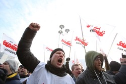 Rozmowy ze związkami odbędą się, ale nie w Jastrzębiu. Zarząd nie może przejść przez tłum