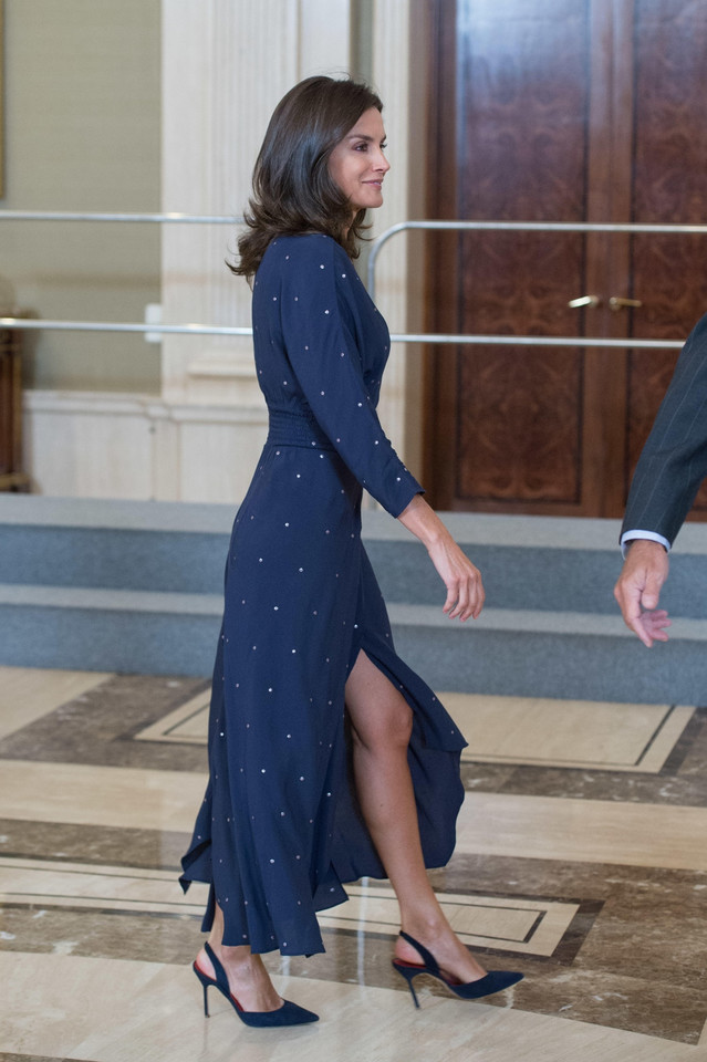 Królowa Letizia w sukience z rozcięciem