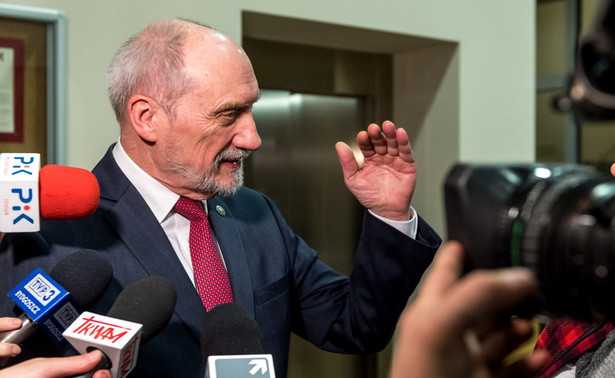 Antoni Macierewicz odpowiada na pytanie o wydatki z kart w MON