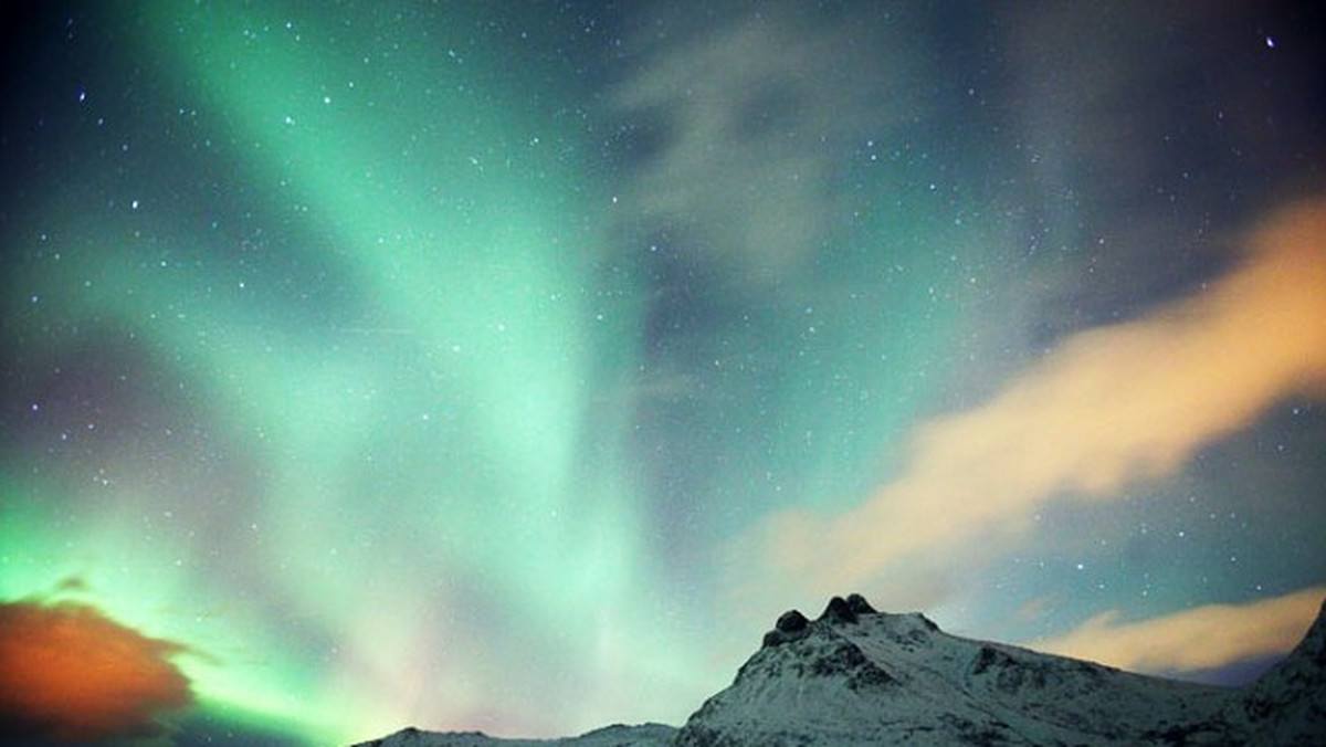 Norweskie media informują o niezwykłym zdjęciu wykonanym przez fotografa-amatora Jacka Lihauga. Na fotografii przedstawiającej zorzę polarną nad norweskim miasteczkiem Bo, widać twarz człowieka przypominającego Jezusa - czytamy w serwisie nrk.no.