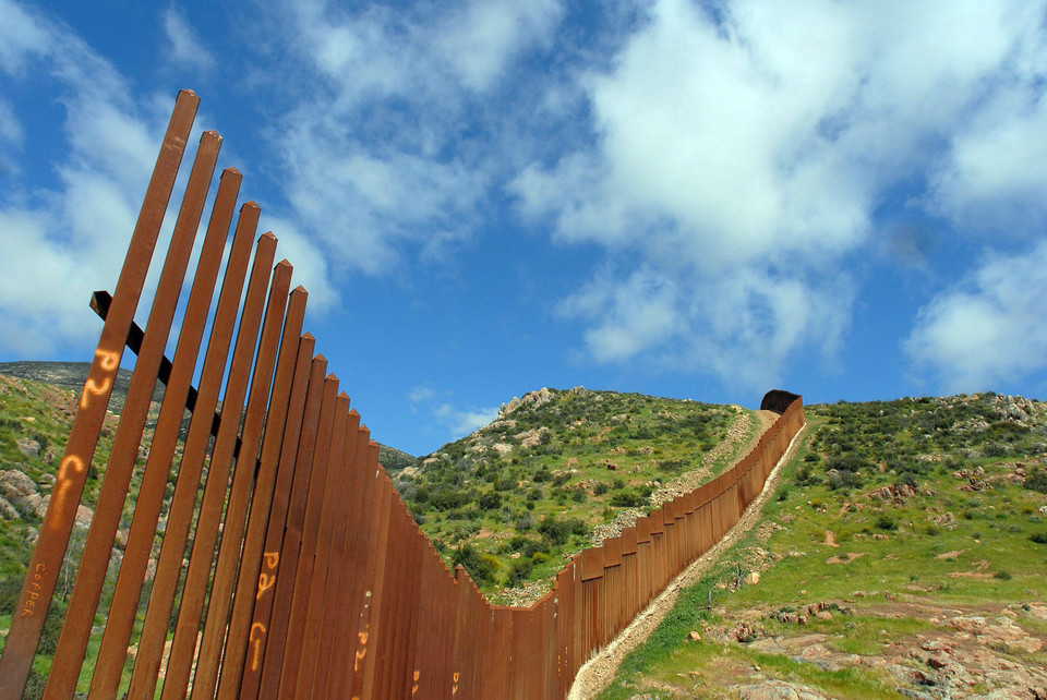 USA MEXICO BORDER FENCE