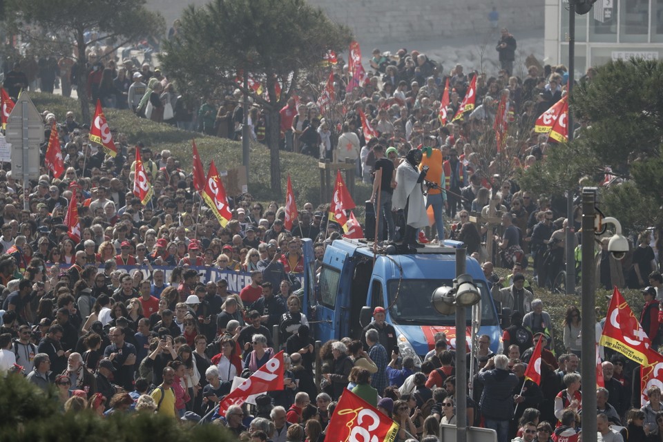 Fala protestów przetacza się przez Francję. Gwałtowne starcia z policją