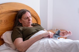 "Sa 60 mi je rekao: 'Dobro izgledam, ZASLUŽUJEM MLADU, ZDRAVU I MRŠAVU ŽENU!' - ostavio me TEŠKO BOLESNU I SIROMAŠNU, a on je srećan sa devojkom od 29 godina"