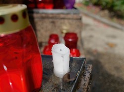 Sprawdzony sposób na zaschnięty wosk. Zastosuj ten jeden genialny trik, a Twój granitowy nagrobek będzie lśnił