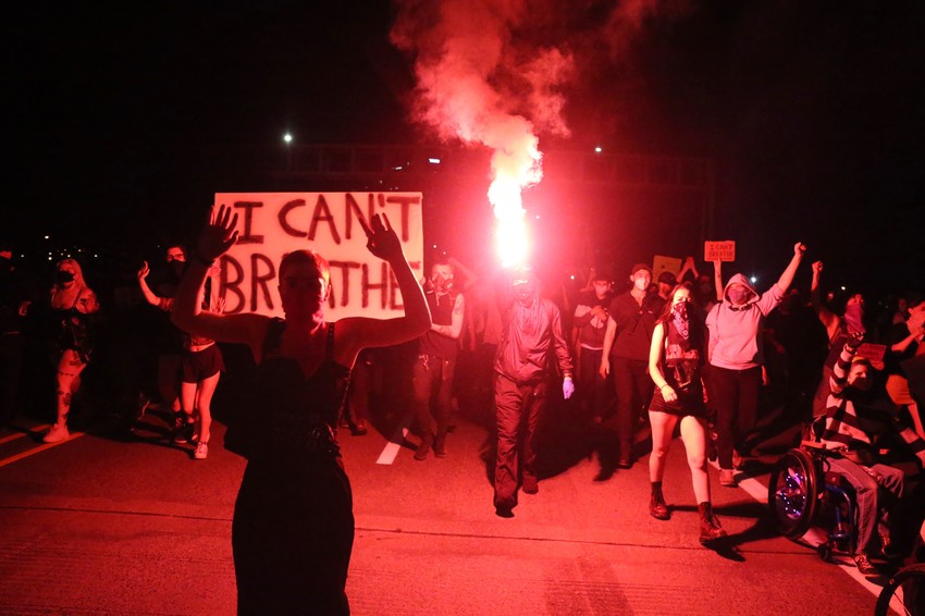 U Portlandu, u državi Oregon, demonstranti su palili baklje i nosili transparente sa rečenicom "Ne mogu da dišem", koju je izgvoroio Flojd pre nego što je preminuo.