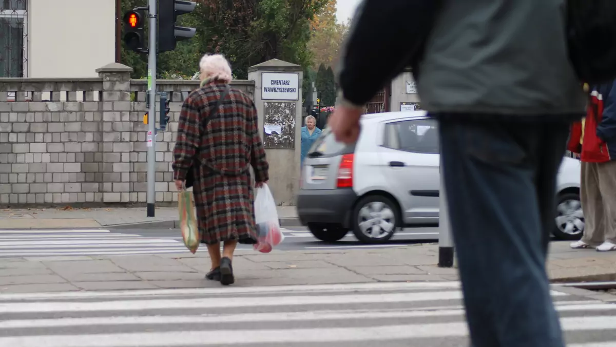 Starsza osoba na przejściu dla pieszych