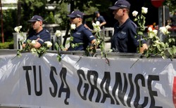 Barierki, białe róże i policja. Protest przed Sejmem [ZDJĘCIA]