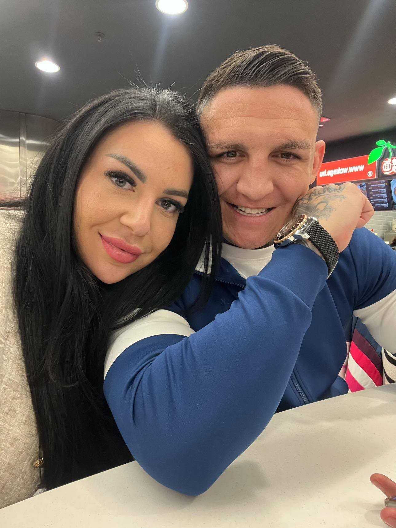 Gábor Boráros a jeho partnerka Dóra. 