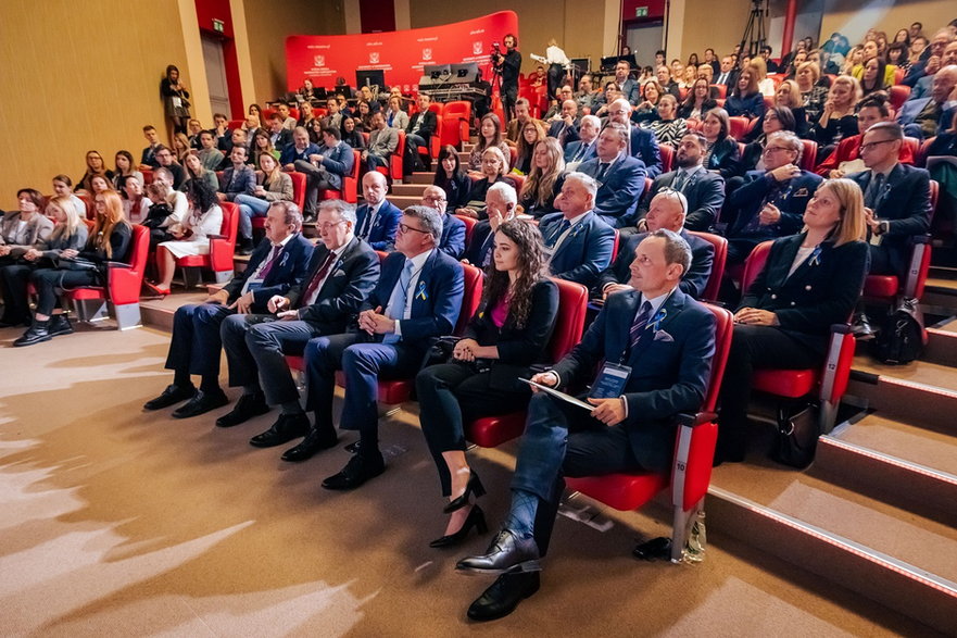 Konferencja w Rzeszowie – prof. Pomianek - prezydent WSIiZ, dr Olgierd Łunarski - przedstawiciel Założyciela WSIiZ, Guy Diedrich - Wiceprezes Cisco ds. Innowacji, pani Justyna Orłowska - Pełnomocnik Ministra Edukacji i Nauki ds. Transformacji Cyfrowej i prof. Andrzej Rozmus, rektor WSIiZ. W drugim rzędzie jako pierwsza z prawej jest Konsul generalny USA Erin Nickerson, a pierwszy z lewej Prezydent Rzeszowa Konrad Fijołek