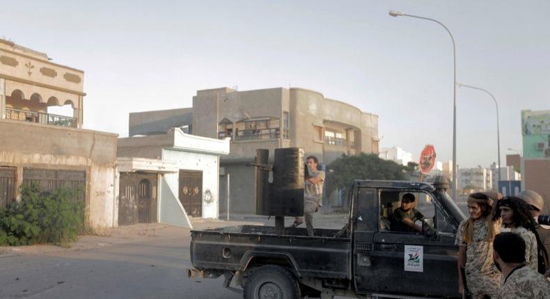 Fighters from Libyan forces allied with the U.N.-backed government take position during a battle with Islamic State fighters in Sirte, Libya August 21, 2016. Picture taken August 21, 2016. 