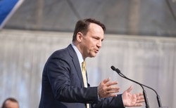 Sikorski o wyborach lidera PO: Schetyna może złożyć papiery, ale...