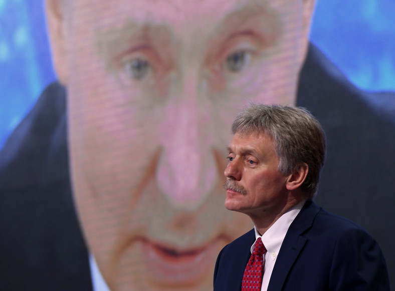 Dimitrij Pieskow, w tle, na ekranie Władimir Putin. 2020 r.