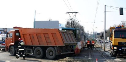 Tramwaj wjechał w autobus