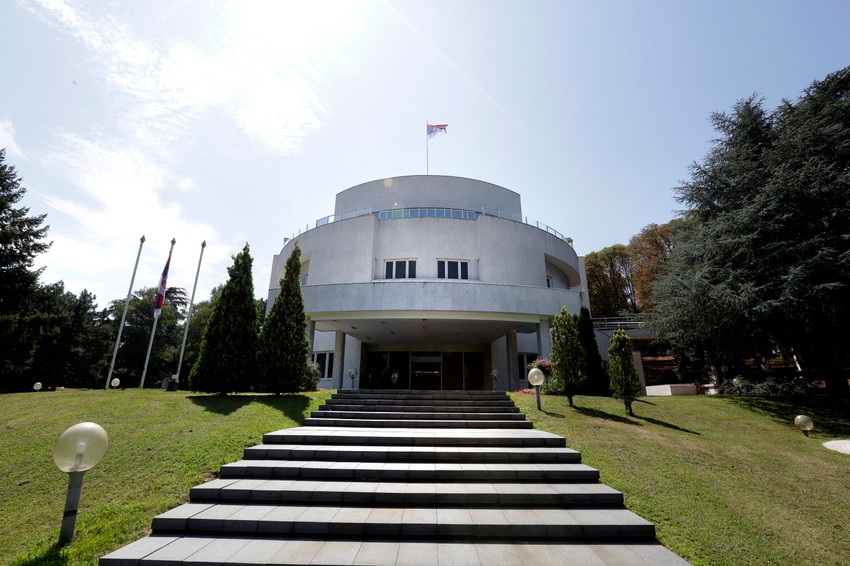 Vila ima dva prilaza, glavni okrenut ka padini, a drugi u vidu pasarele sa zadnje strane je veza sa rezidencijom 