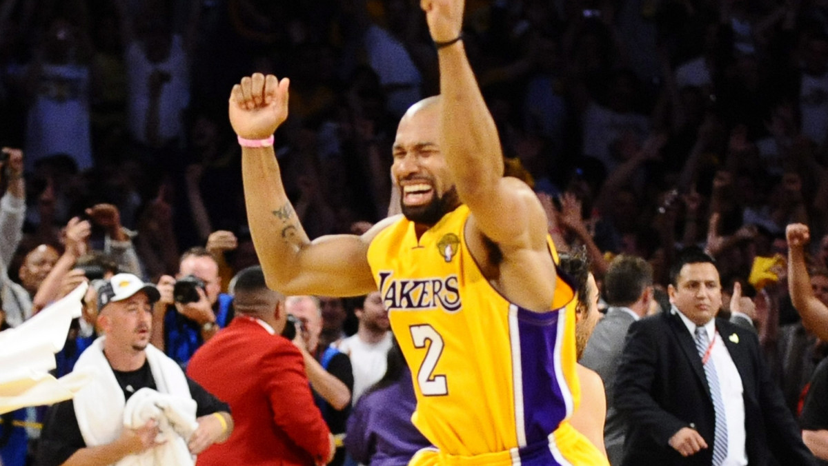 Derek Fisher, który 1 lipca zyskał status "wolnego agenta" w lidze NBA, postanowił pozostać w swoim dotychczasowym klubie Los Angeles Lakers, w którym spędził 11 ze swoich 14 ligowych sezonów. 35-letniego koszykarza bardzo chciało pozyskać Miami Heat.