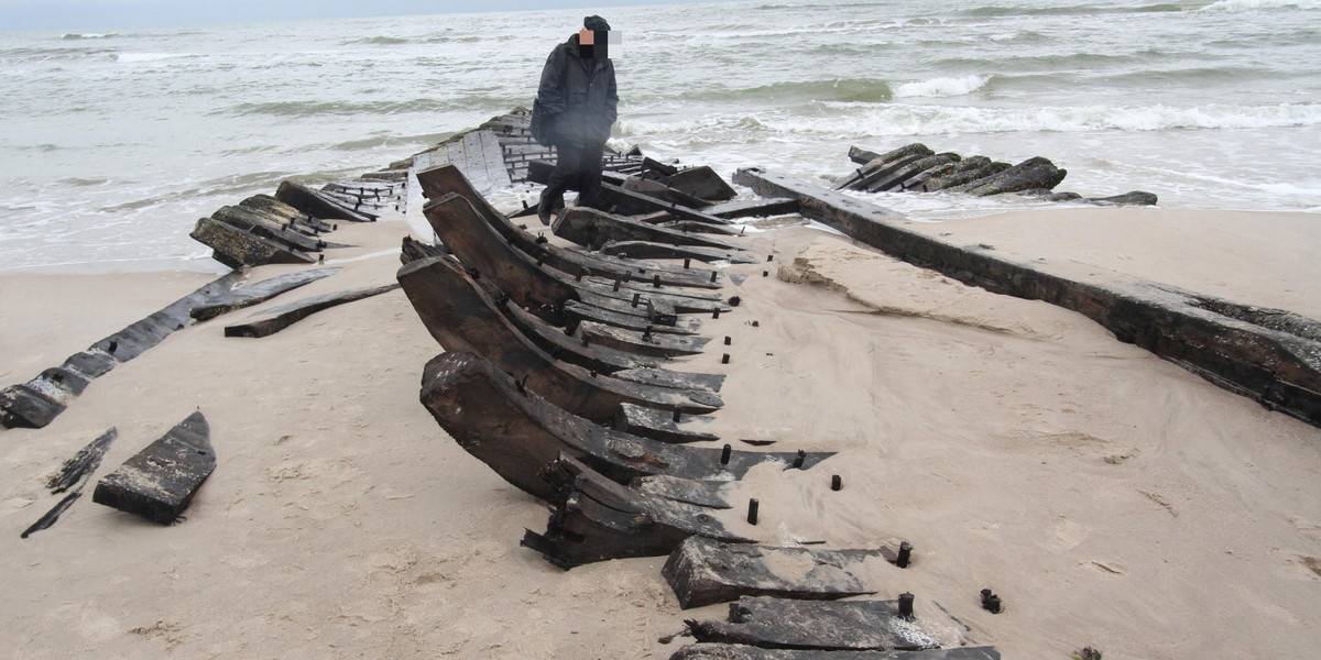 Morze wyrzuciło na brzeg buty i tabliczkę z imieniem kobiety