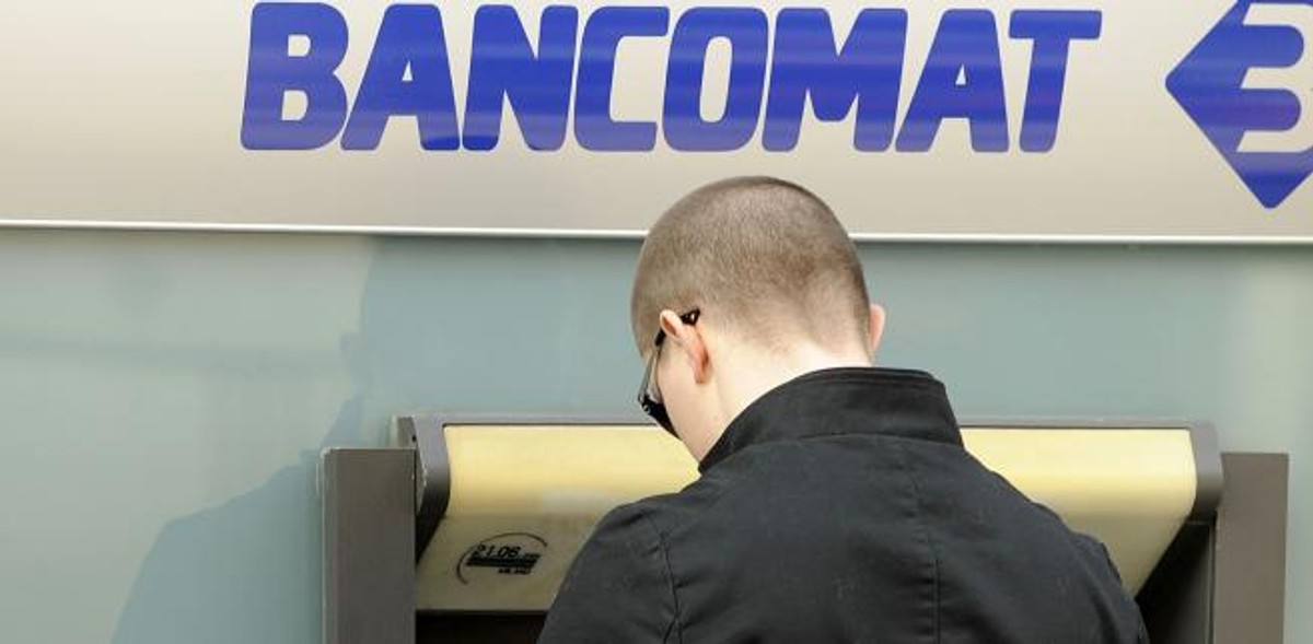 prowizje za wypłaty z bankomatów to nie całość kosztów związanych z obsługą karty za granicą