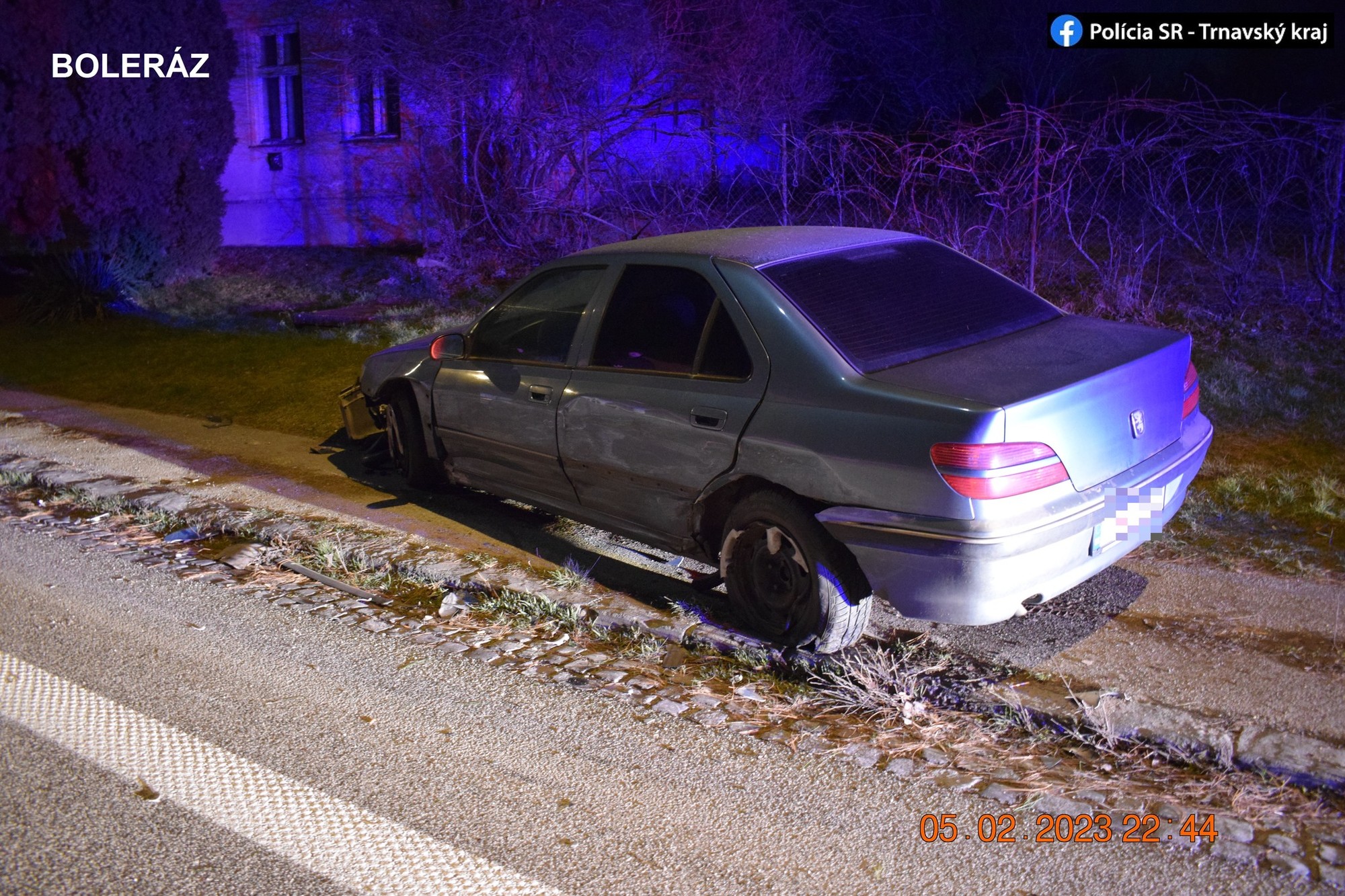 Polícia v okresoch Galanta a Trnava riešila počas víkendu dve dopravné nehody, pri ktorých vodiči nafúkali takmer tri promile. 
