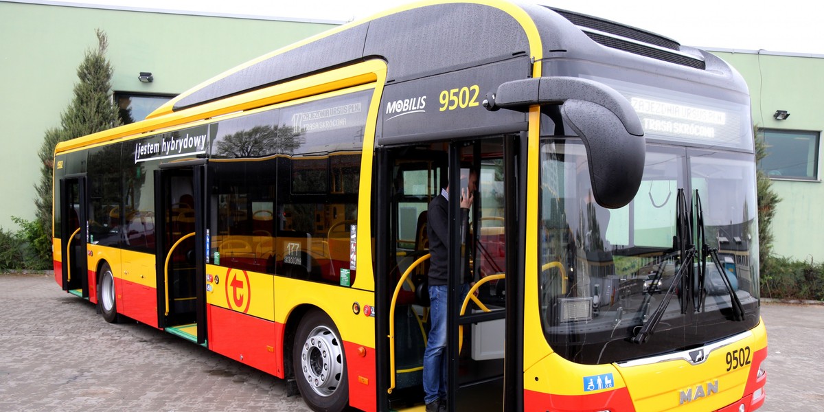 W Warszawie jeździ 100 autobusów zwyczajnych i 61 hybrydowych firmy Mobilis.