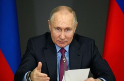 Wojskowi i piloci nagrodzeni przez Putina. 'Wkład w przejęcie strategicznego miasta'