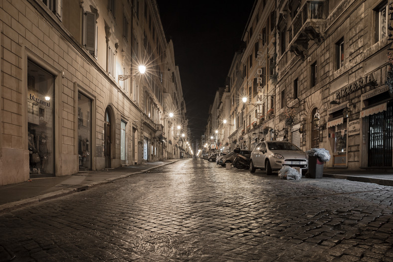 Na ulicach w Rzymu jest za ciemno?