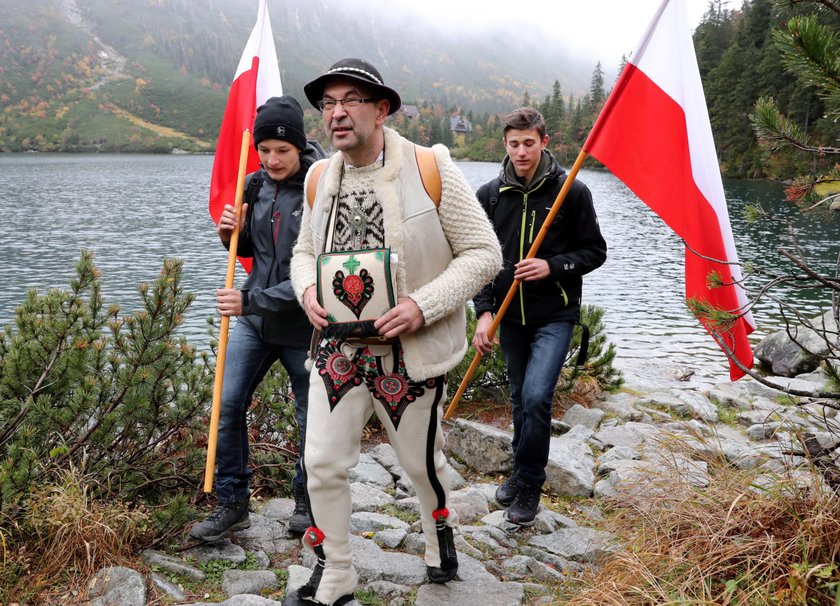 Niesmaczny atak na prezydenta. Musiał się tłumaczyć z różańca!